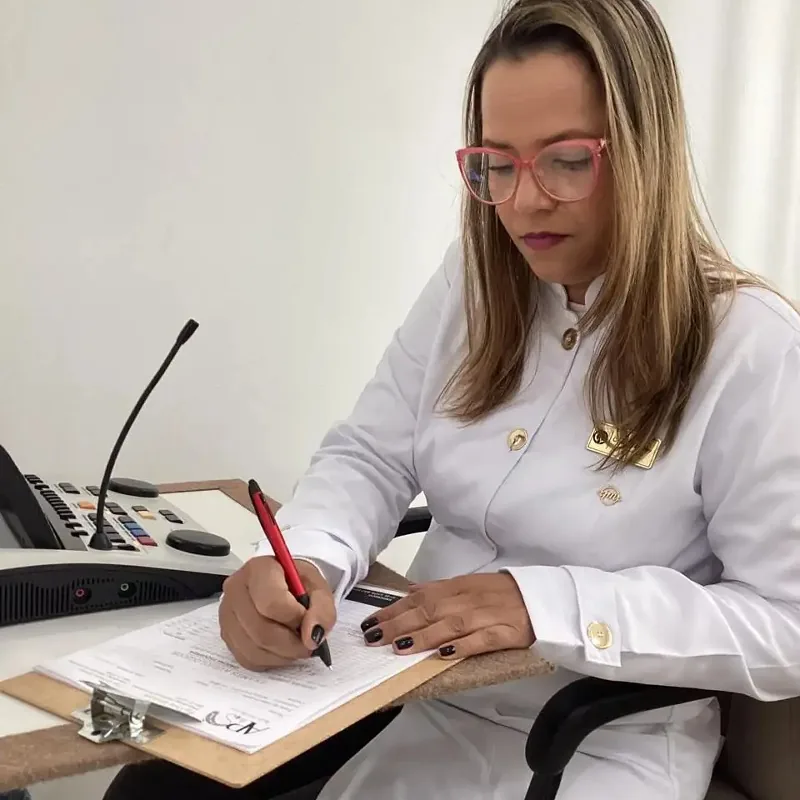 Carla Gonçalves durante atividade profissional em seu consultório de Reabilitação Auditiva